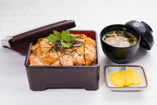 东京HOTEL PAL Otsuka -Adult Only-的盒饭,带食物和一碗汤