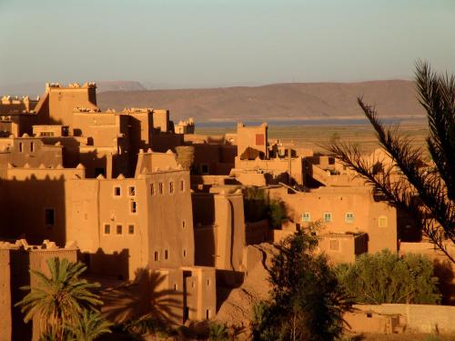 瓦尔扎扎特达尔卡玛旅馆的沙漠中的一个村庄
