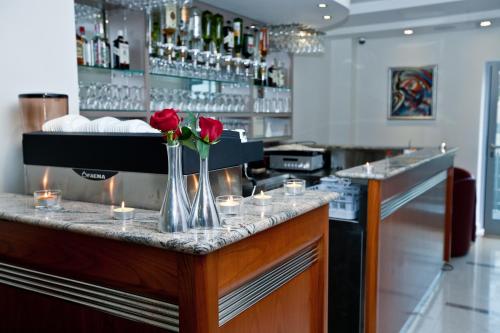 萨格勒布克罗地亚酒店的吧台上花瓶里玫瑰的酒吧