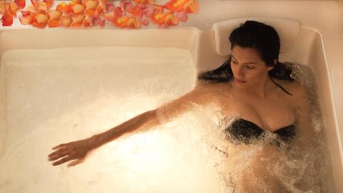 普罗奇达艾尔伯格「拉维格那」酒店的水浴中的女人