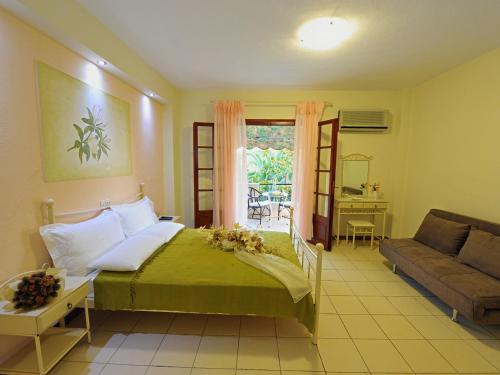 卢特拉艾季普苏伊利奥特鲁皮奥公寓的一间卧室配有一张床、一张沙发和一个窗口