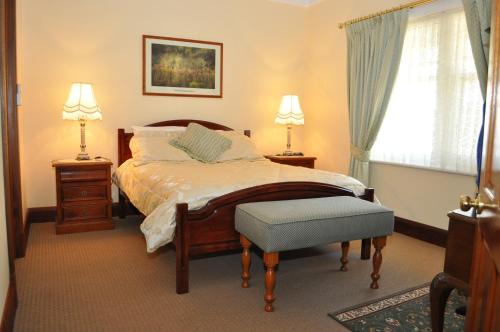 塔南达费德勒街公寓的一间卧室配有一张床、两盏灯和一个窗户。