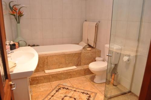 塔南达费德勒街公寓的带浴缸、卫生间和盥洗盆的浴室
