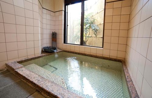 伊东Hinodeya的游泳池,浴室设有窗户