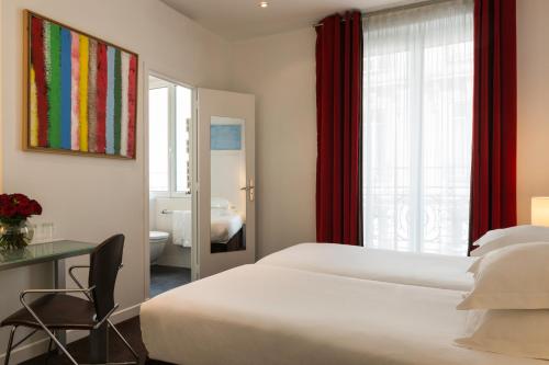 阿尔伯圣米歇尔酒店客房内的一张或多张床位