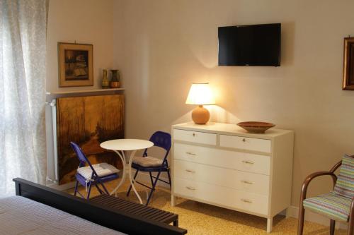里米尼艾普罗普雷圣吉罗拉莫住宿加早餐旅馆的一间卧室配有一张床,梳妆台配有桌椅