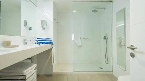 圣阿古斯丁艾尔雅特公寓式酒店的带淋浴和盥洗盆的白色浴室
