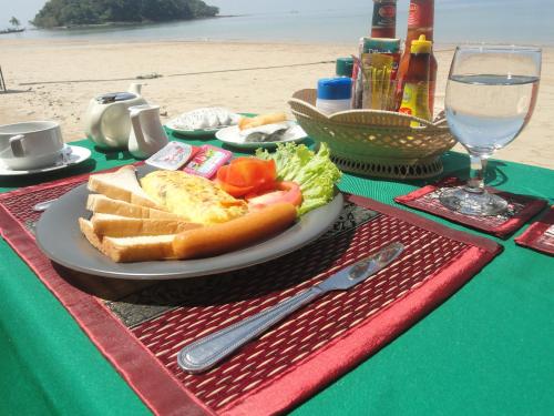 功孟海滩假日旅馆的海滩上餐桌上的一盘食物
