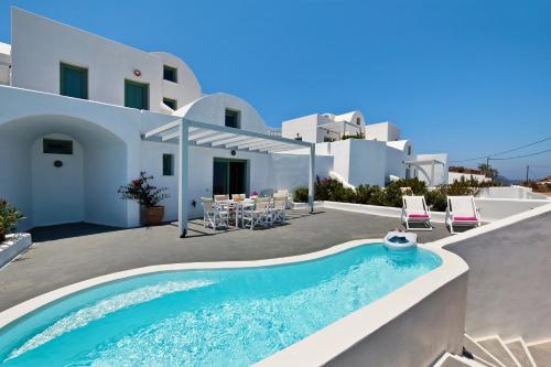 阿克罗蒂里Aura Marina Apartments Santorini的别墅前设有游泳池