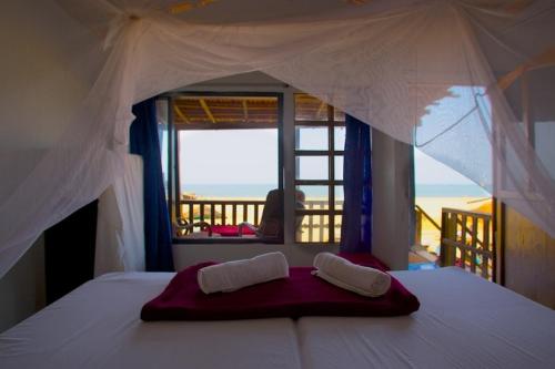 帕特南Om Shanti Beach Stay Patnem的一间卧室设有一张床,享有海景