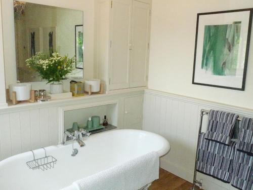 艾尔舍姆Tinsmiths House的浴室设有白色浴缸及镜子