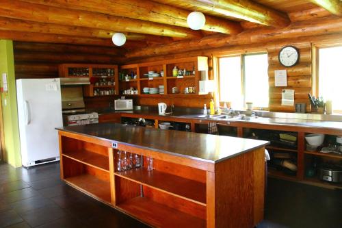 诺德格HI Nordegg - Hostel的厨房配有柜台和冰箱。