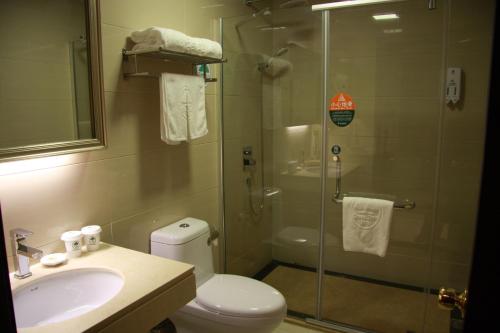 南京格林豪泰南京雨花台风景区中华门地铁站快捷酒店的带淋浴、卫生间和盥洗盆的浴室