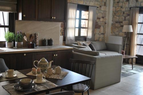 普萨克迪亚Halkidiki Luxurious Stonehouses的客厅配有沙发和桌子