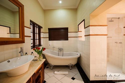 逊邱伦科兰卡普精品酒店的带浴缸、水槽和镜子的浴室