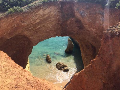 阿尔沃尔Apartamento Praia do Vau的岩石洞的海景