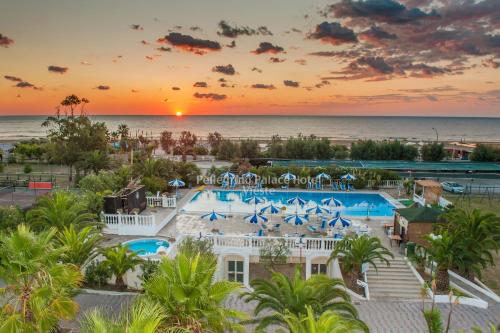 维耶斯泰佩莱格里诺宫俱乐部酒店的享有带游泳池和海洋的度假村的空中景致