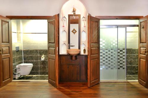 阿马西亚乌鲁汉酒店的浴室配有盥洗盆、淋浴和卫生间