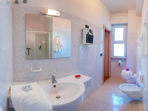 雷卡纳蒂港蒙帝亚尔酒店的一间带水槽、卫生间和镜子的浴室