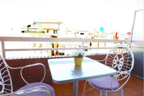巴塞罗那博德塔公寓的美景阳台配有桌椅