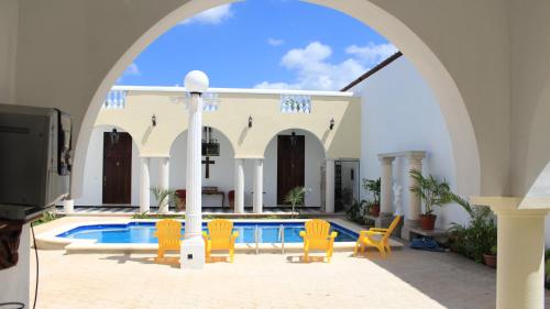 巴利亚多利德Hotel Hacienda Margot的通往房子内游泳池的拱门