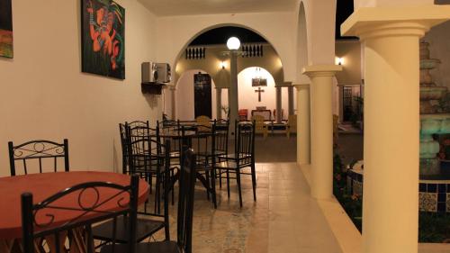 巴利亚多利德Hotel Hacienda Margot的大楼内带桌椅的用餐室