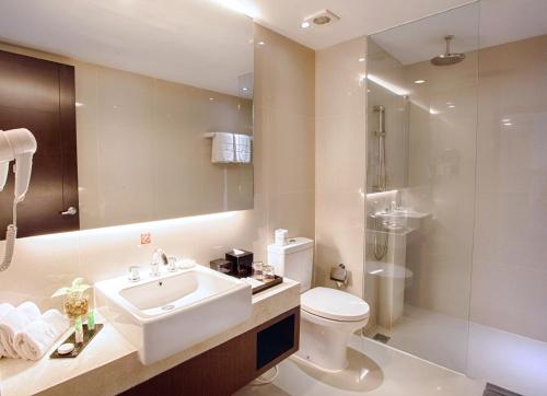 泗水阿拉纳酒店的一间浴室