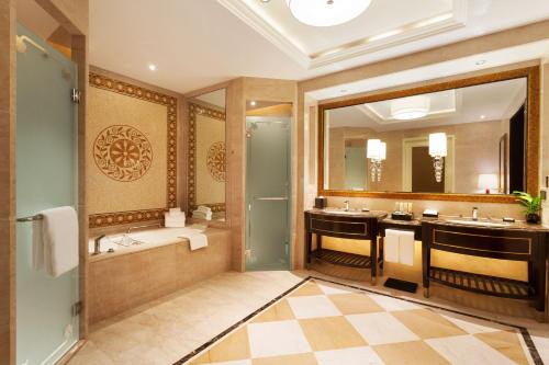 西安西安豪享来温德姆至尊酒店的带浴缸、淋浴和盥洗盆的浴室
