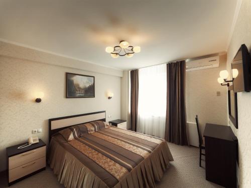 萨马拉奥克亚布拉斯卡娅酒店的酒店客房设有床和窗户。