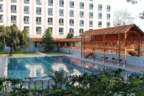 利隆圭索高雅金孔雀酒店的大楼前带凉亭的游泳池