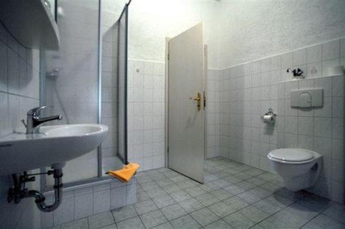 卡托非加斯特豪斯尼德宾希酒店的一间浴室