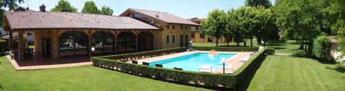 Crescentino葛莱皮农家乐的庭院中带游泳池的房子