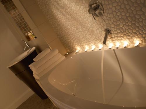 葛特纳格林经典英国格雷纳格林的史密斯酒店的浴室设有浴缸,配有灯光
