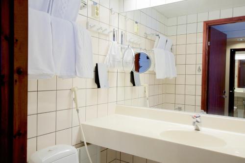 波里Torget Aparthotel的白色的浴室设有水槽和镜子