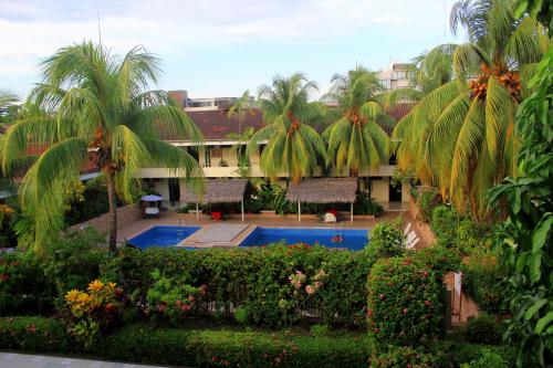 普卡尔帕普卡尔帕东方太阳酒店的享有度假村的空中景致,设有游泳池和棕榈树