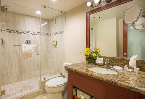 伯班克安娜贝尔海岸酒店的浴室配有卫生间、盥洗盆和淋浴。