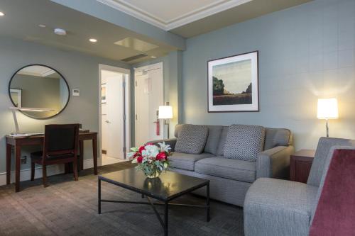 温哥华圣瑞吉酒店的客厅配有沙发和桌子