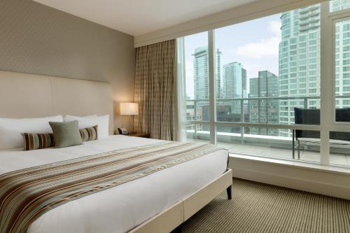 Coast Coal Harbour Vancouver Hotel by APA客房内的一张或多张床位
