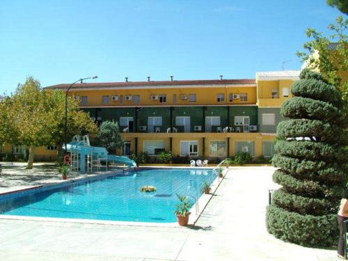 普里埃格·德·科尔多巴里奥匹斯齐纳酒店的大楼前的大型游泳池