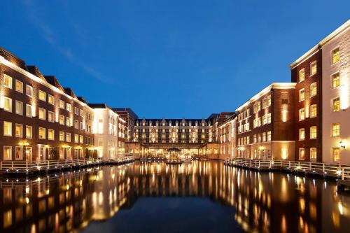 佐世保欧洲豪斯登堡酒店的两栋建筑之间运河的景色