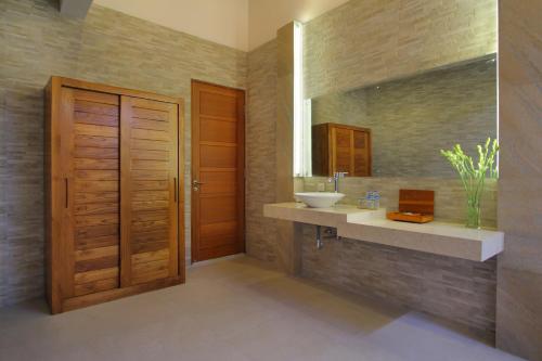 塞米亚克巴厘格丁别墅的一间带水槽和镜子的浴室