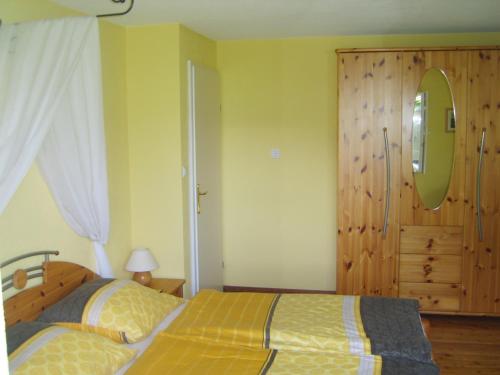 滨湖费尔德Kolarnock的一间卧室配有一张床和一扇木门