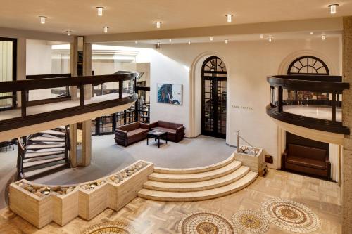 因斯布鲁克中央酒店的大厅,大楼内有一个螺旋楼梯