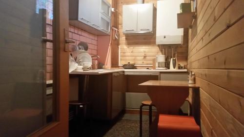 斯伽尔达拉沙酒店的一间小厨房,配有白色的橱柜和木墙