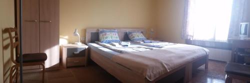 斯伽尔达拉沙酒店的一间卧室配有一张带蓝色枕头的床和一扇窗户。
