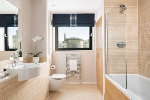 爱丁堡BDL王子大街套房酒店的浴室配有卫生间、盥洗盆和淋浴。