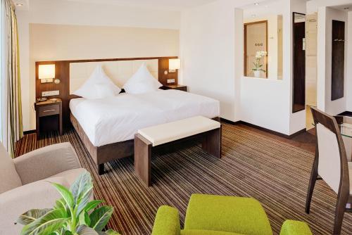 黑尔德克泽维布鲁克环形酒店的酒店客房,配有床和沙发