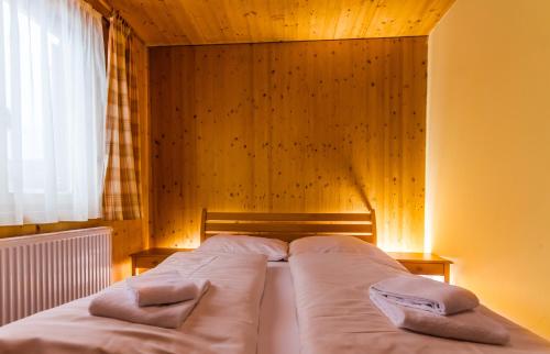 拉赫塔尔Monarchia Park的一间卧室配有一张带两个枕头的床