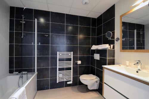 蒙彼利埃市蒙彼利埃欧诗丹奥德利斯公寓式酒店的浴室配有卫生间、浴缸和水槽。