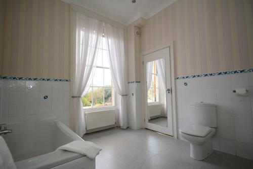 斯卡伯勒新月酒店的白色的浴室设有浴缸和卫生间。